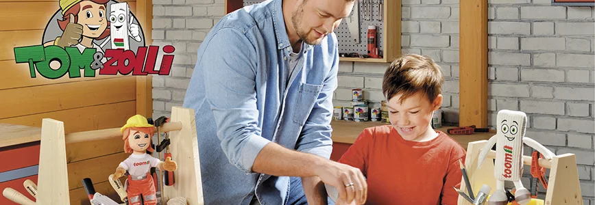 Person und Kind mit Wasserwaage